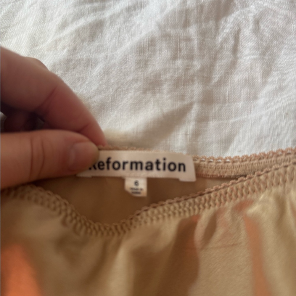Reformation Layla silk skirt (gold/champagne) - Picture 4 of 4